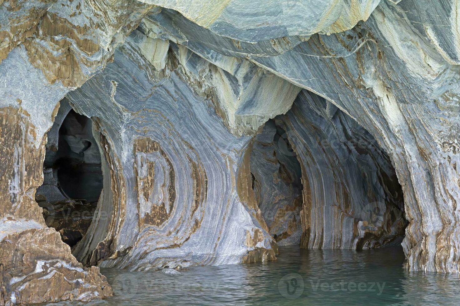 mármol cuevas santuario, extraño rock formaciones causado por agua erosión, general carrera lago, puerto rio tranquilo, aysén región, Patagonia, Chile foto