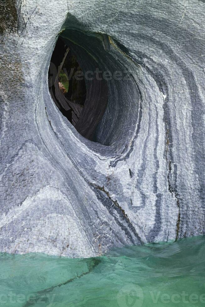 mármol cuevas santuario, extraño rock formaciones causado por agua erosión, general carrera lago, puerto rio tranquilo, aysén región, Patagonia, Chile foto