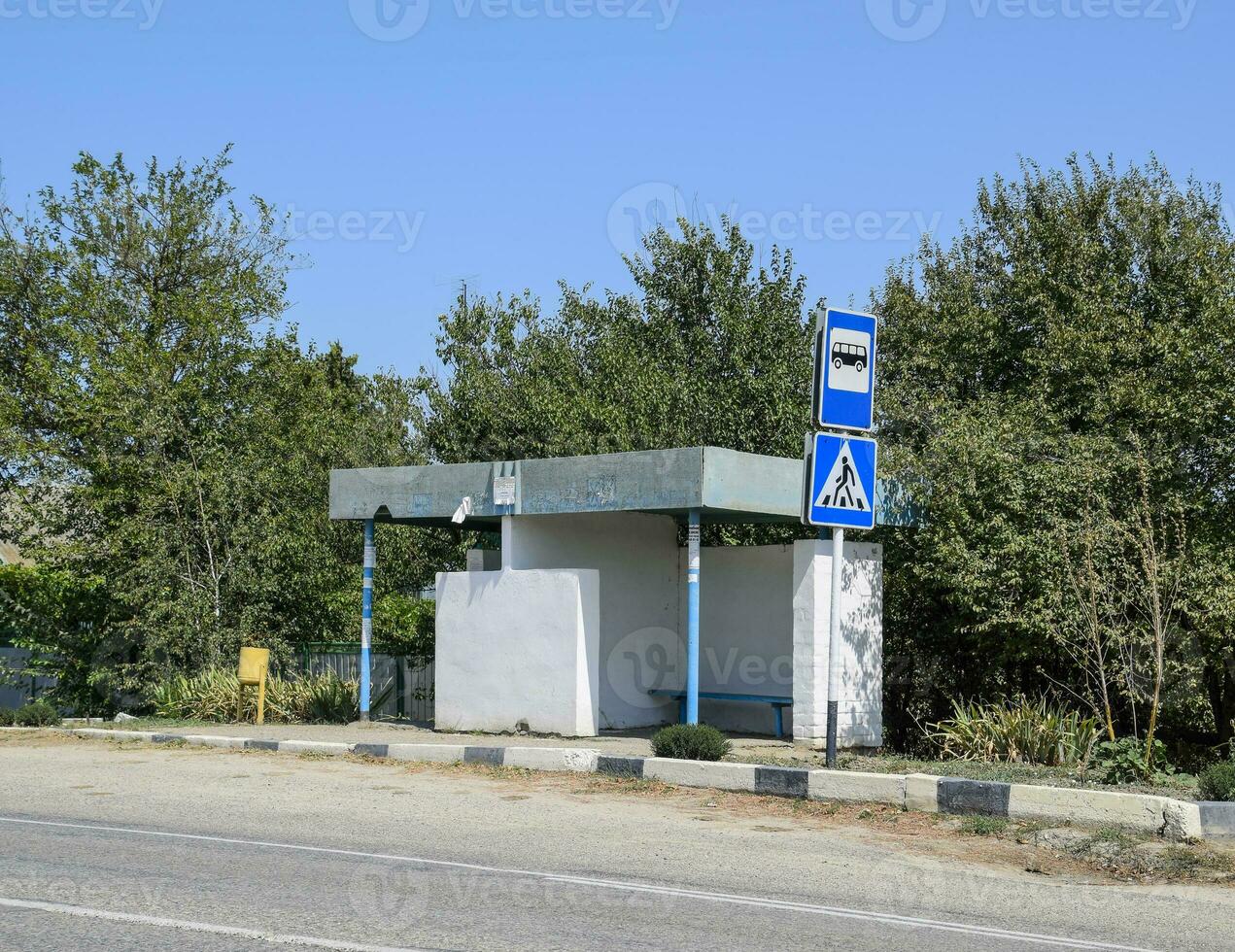 autobús detener en el campo. rural paisaje. foto