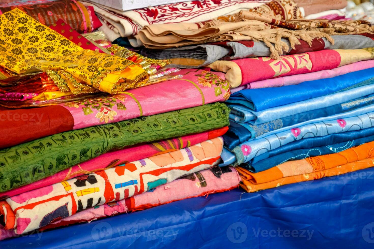 indio telas en el mercado, telas, colchas y ropa desde India foto