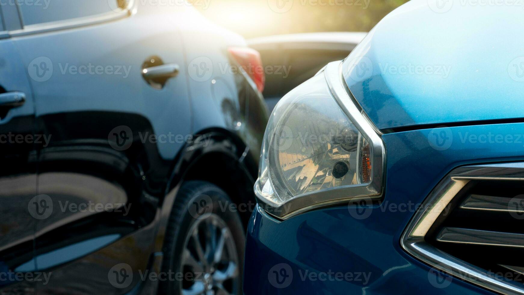 transporte frente de azul coche en el estacionamiento lote o tráfico mermelada en el la carretera con otro coche en junto a a día. foto