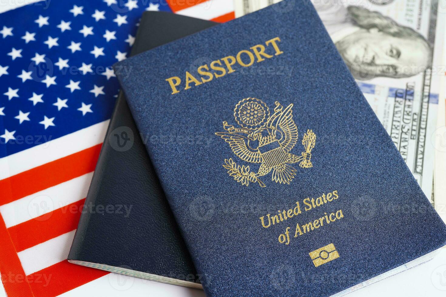 nosotros pasaporte con Estados Unidos dólar dinero, americano ciudadano en unido estados de America. foto