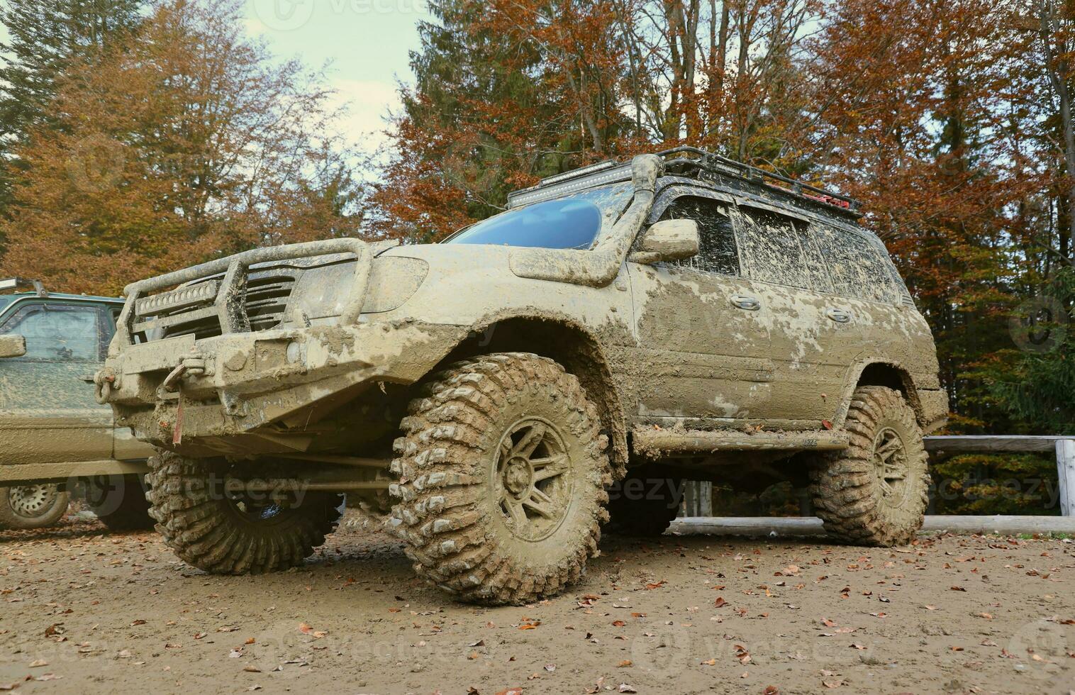 automóvil en un campo paisaje con un barro la carretera. fuera del camino 4x4 suv automóvil con ditrito cuerpo después conducir en lodoso la carretera foto