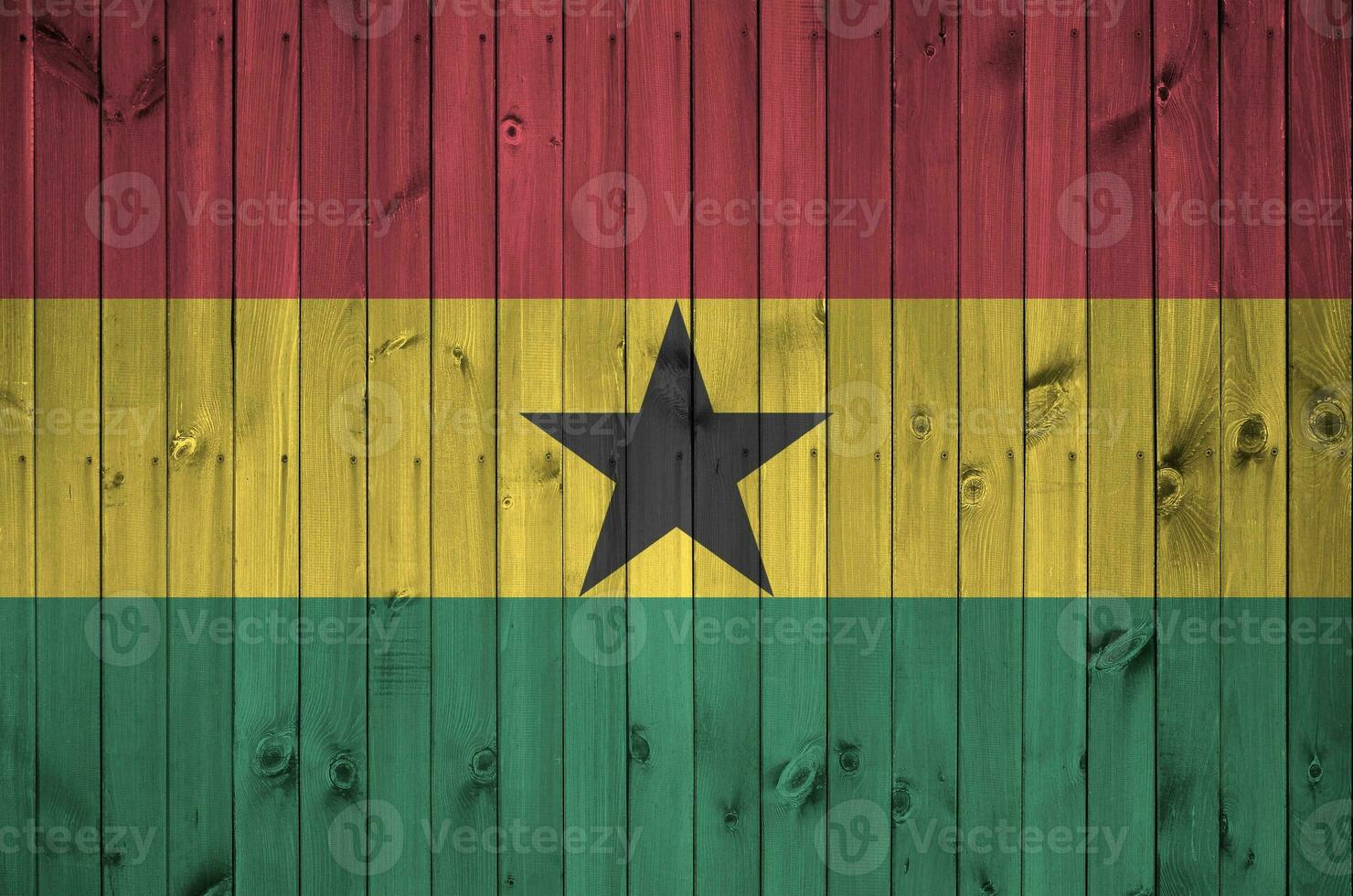 Ghana bandera representado en brillante pintar colores en antiguo de madera pared. texturizado bandera en áspero antecedentes foto