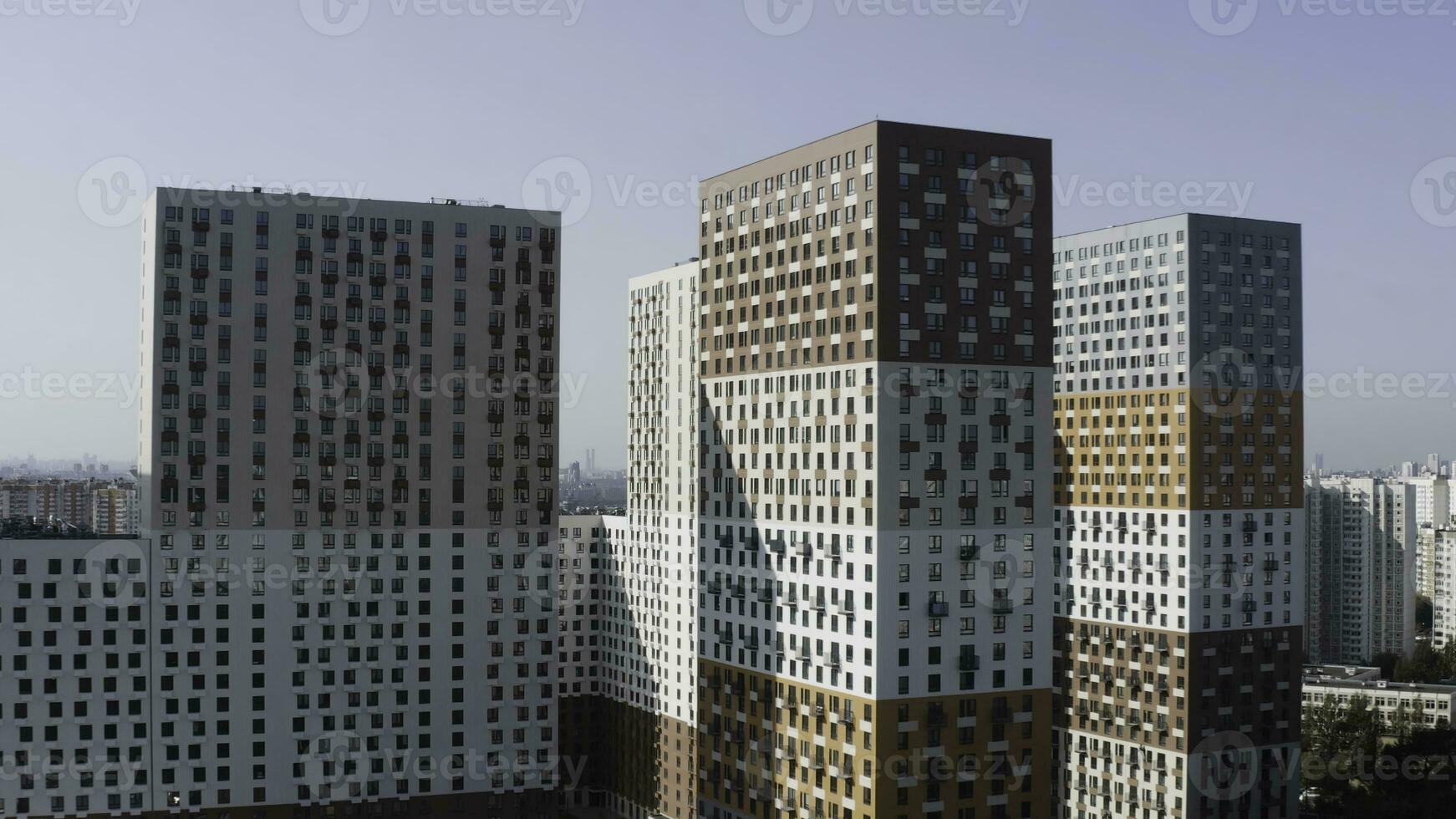 moderno residencial Departamento complejo. acción. aéreo ver de alto subir edificios con brillante vistoso fachada, concepto de alojamiento y urbanización. foto