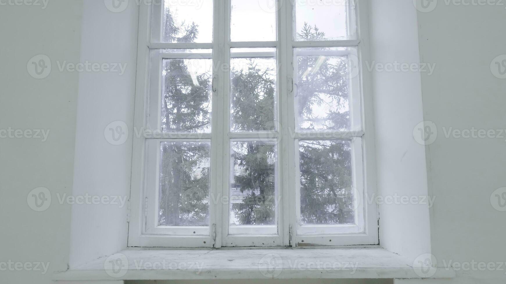 blanco blanco pared con ventana. diapositiva movimiento de movimiento o golpear el cámara en vacío ligero blanco habitación con ventana. construcción hogar vacío habitación interior ventana aluminio en pared foto