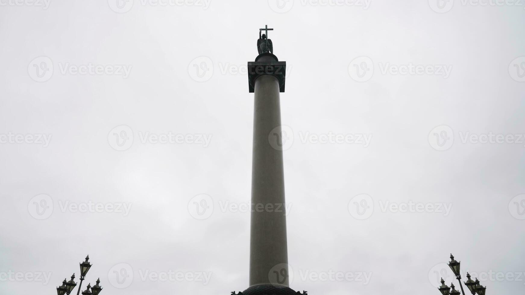 el Alejandro columna en el medio de el palacio cuadrado en S t. petersburgo, Rusia. acción. fondo ver de un gigante granito columna en nublado cielo antecedentes. foto