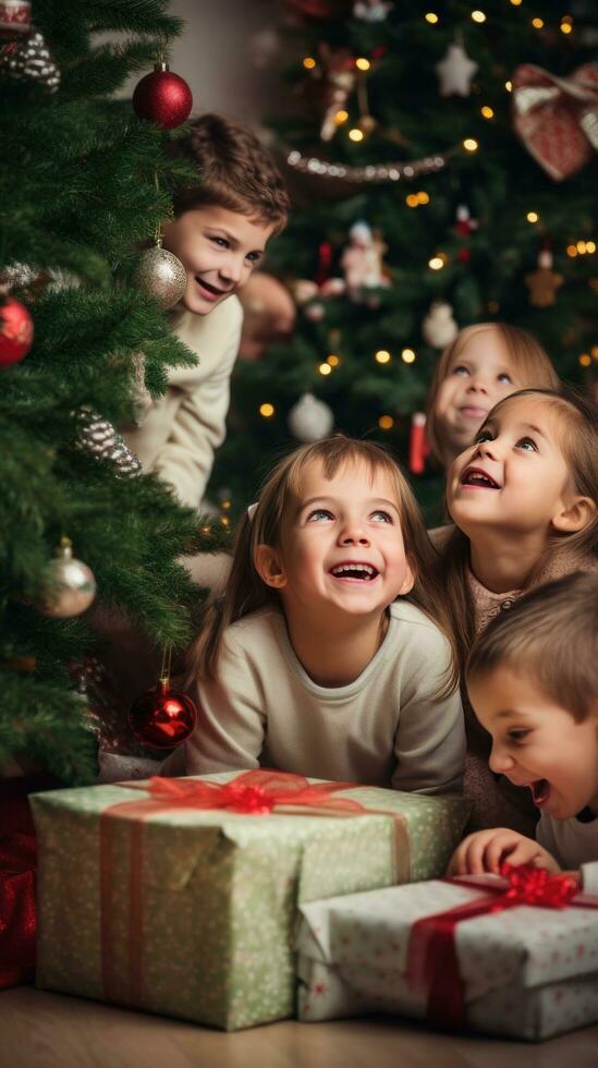 ai generado niños emocionado mirando a decoraciones y regalos debajo el Navidad árbol. foto