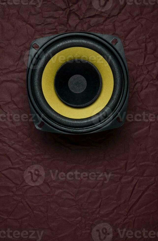 audio altavoz aislado en oscuro fondo, música sistema antecedentes foto