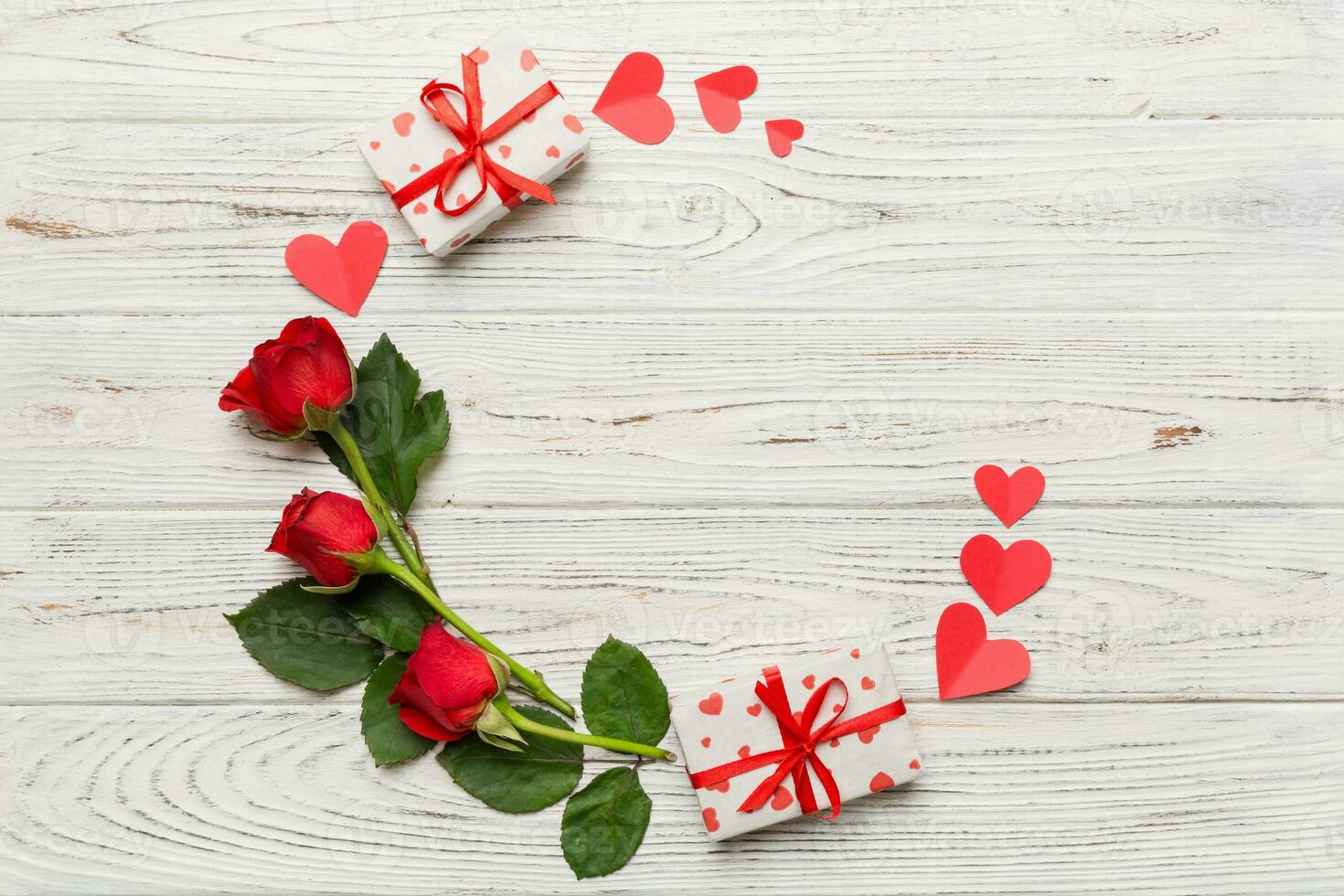 Heart made of rose, git box, heart and blank greeting card mockup on Colored background. Top view, flat lay, copy space Holiday, Mothers Day, birthday concept photo