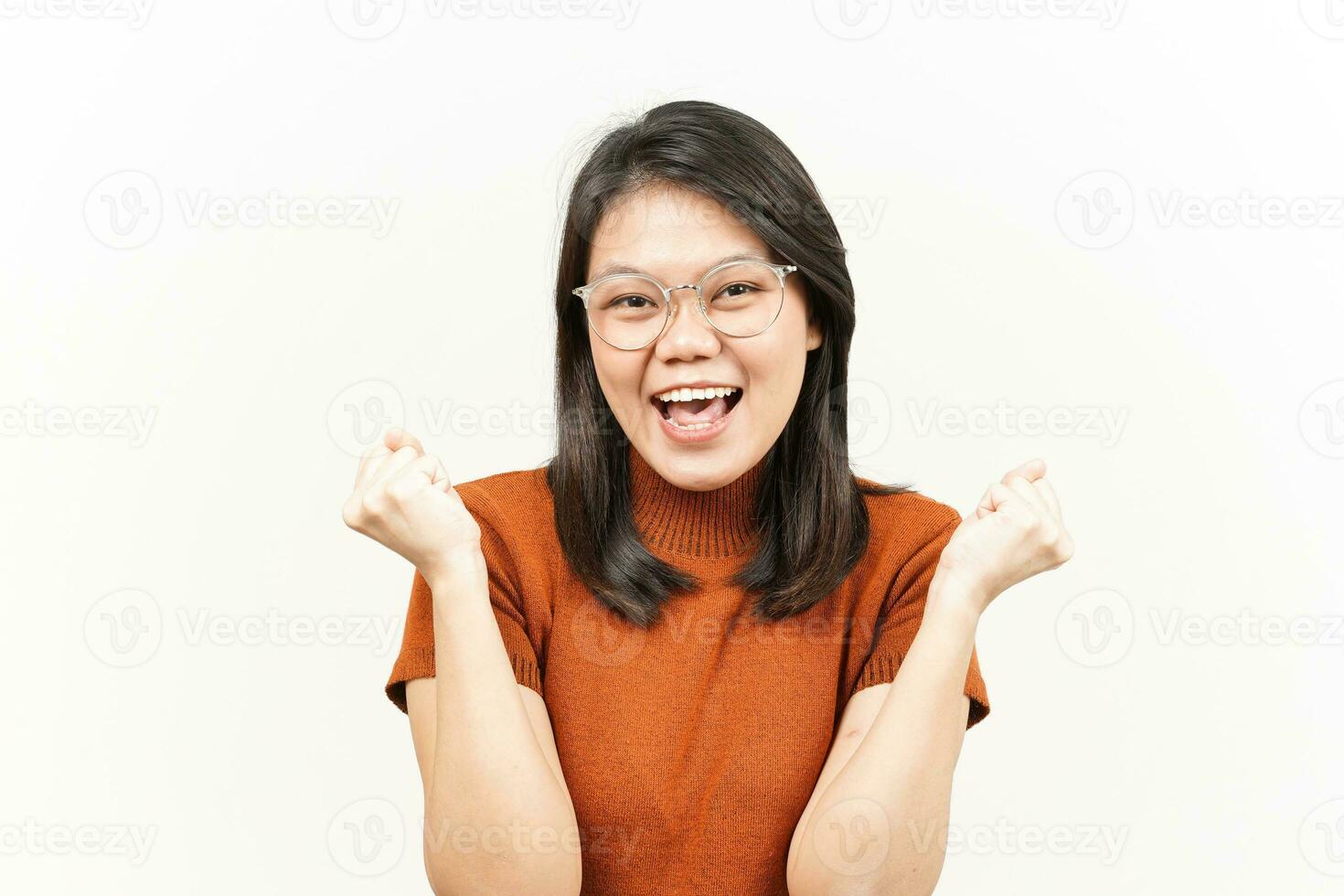 si emocionado gesto de hermosa asiático mujer aislado en blanco antecedentes foto