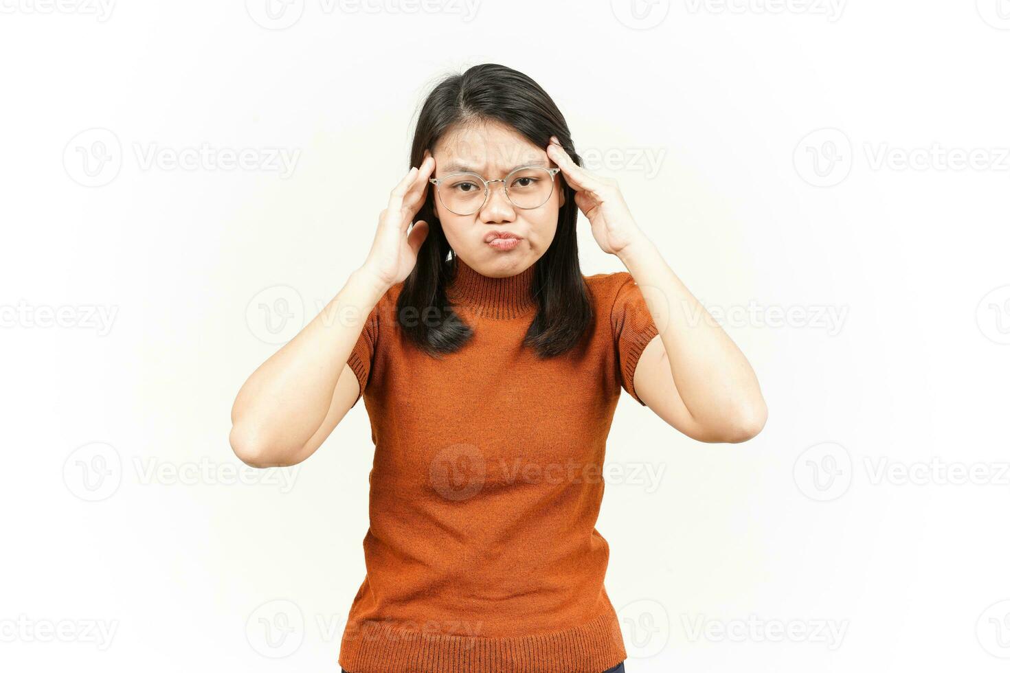 sufrimiento dolor de cabeza de hermosa mujer asiática aislada sobre fondo blanco foto