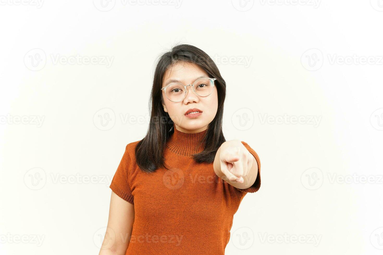 enojado y señalando a cámara de hermosa asiático mujer aislado en blanco antecedentes foto