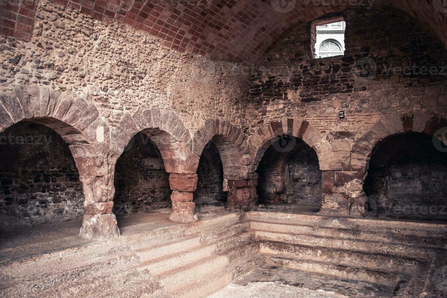 columnas de antiguo fortificado defensa torre foto. románico arquitectura en caldes Delaware montbui, Cataluña foto