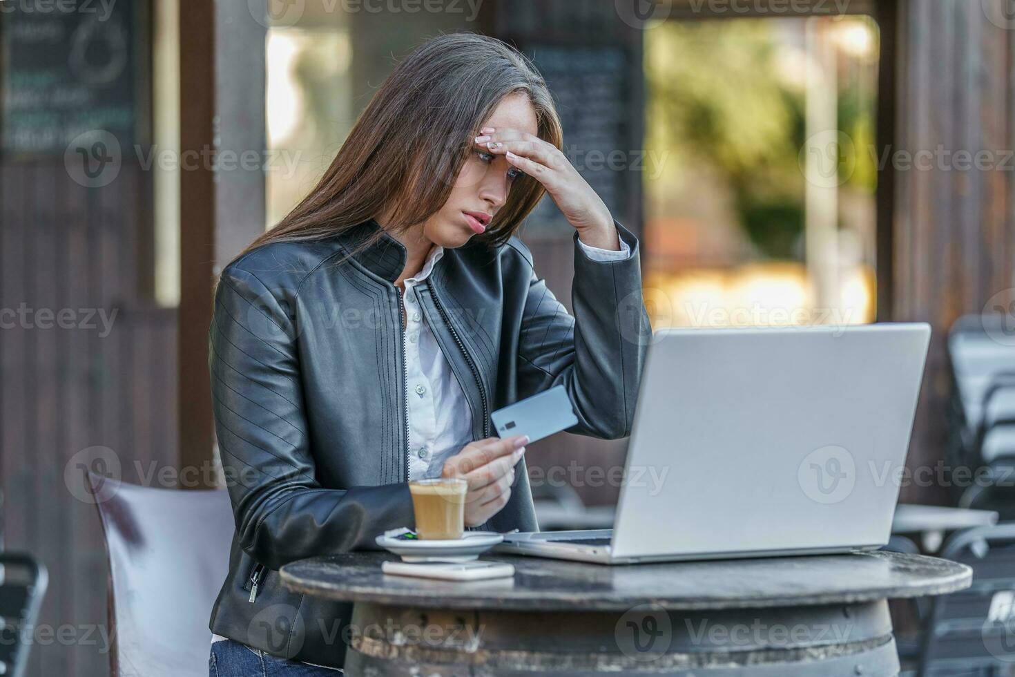 frustrado mujer perdiendo dinero en en línea juego de azar foto