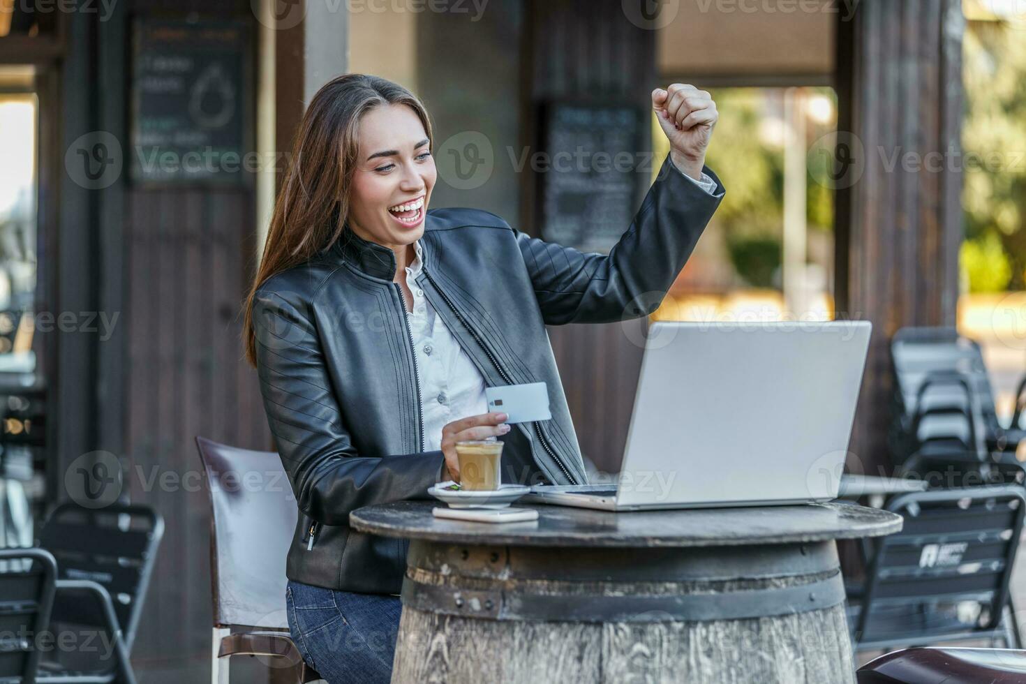 alegre mujer alegría terminado exitoso apuesta participación crédito tarjeta foto