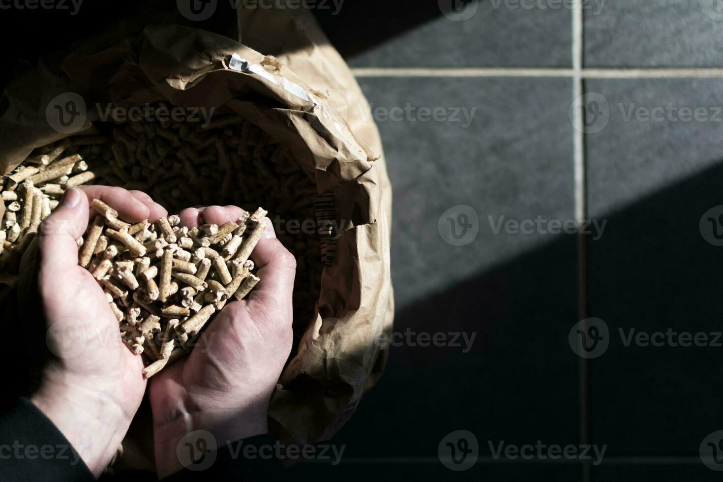 del hombre manos participación abeto bolita encima un Kraft bolso foto