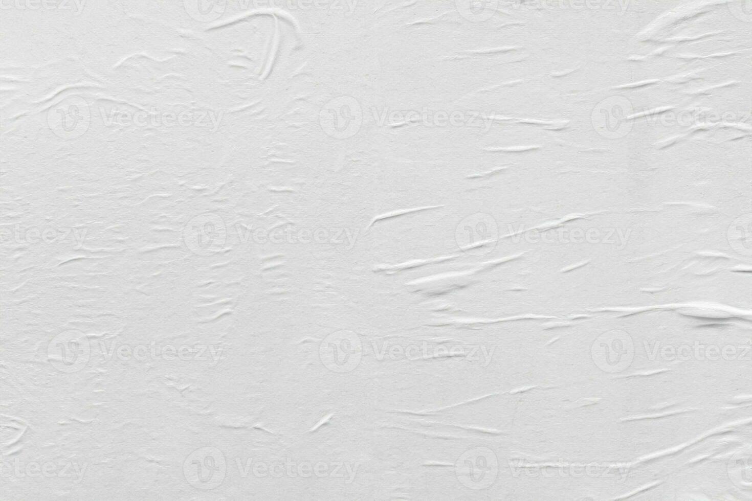 fondo de textura de cartel de papel arrugado y arrugado blanco en blanco foto