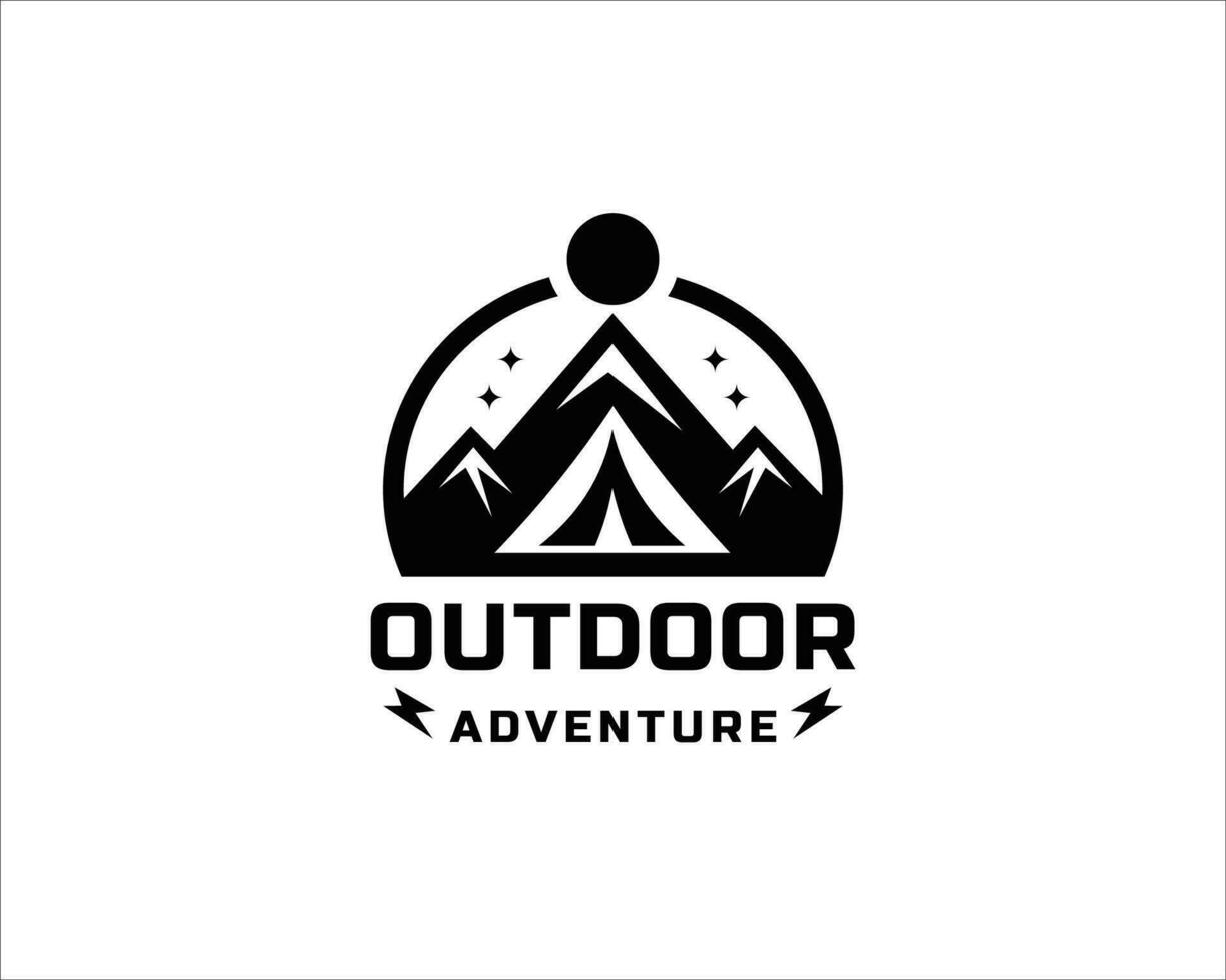 al aire libre aventuras logo. montaña, fuego silueta insignia. cámping y excursionismo logo diseño vector