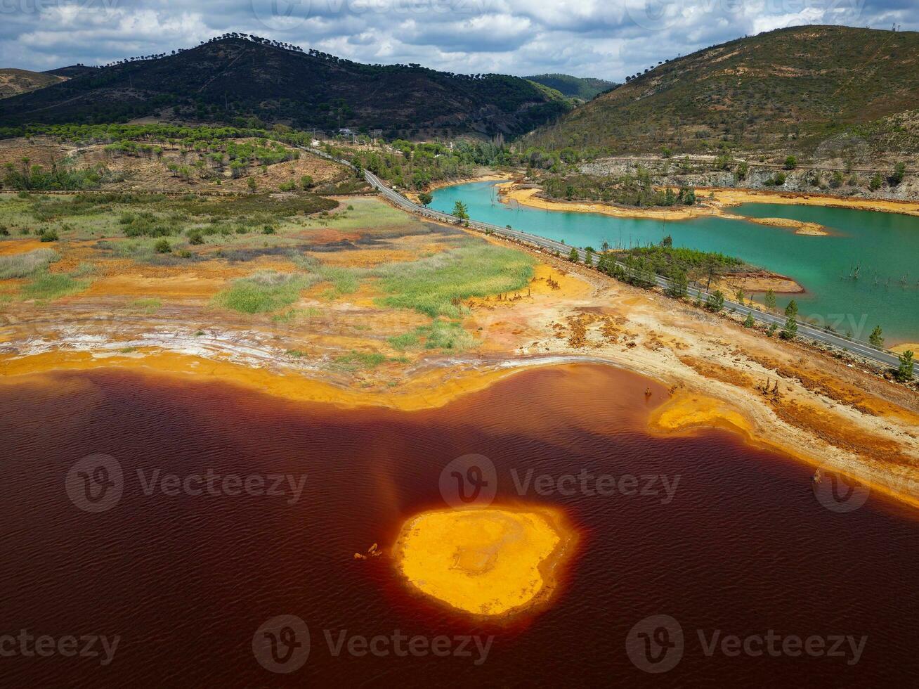 aéreo ver de minería actividad. apocalipsis escenario. tierra destrucción. ruptura de naturaleza. extrayendo natural recursos desde el tierra a vender en el mundo mercado. ecológico desastre. foto