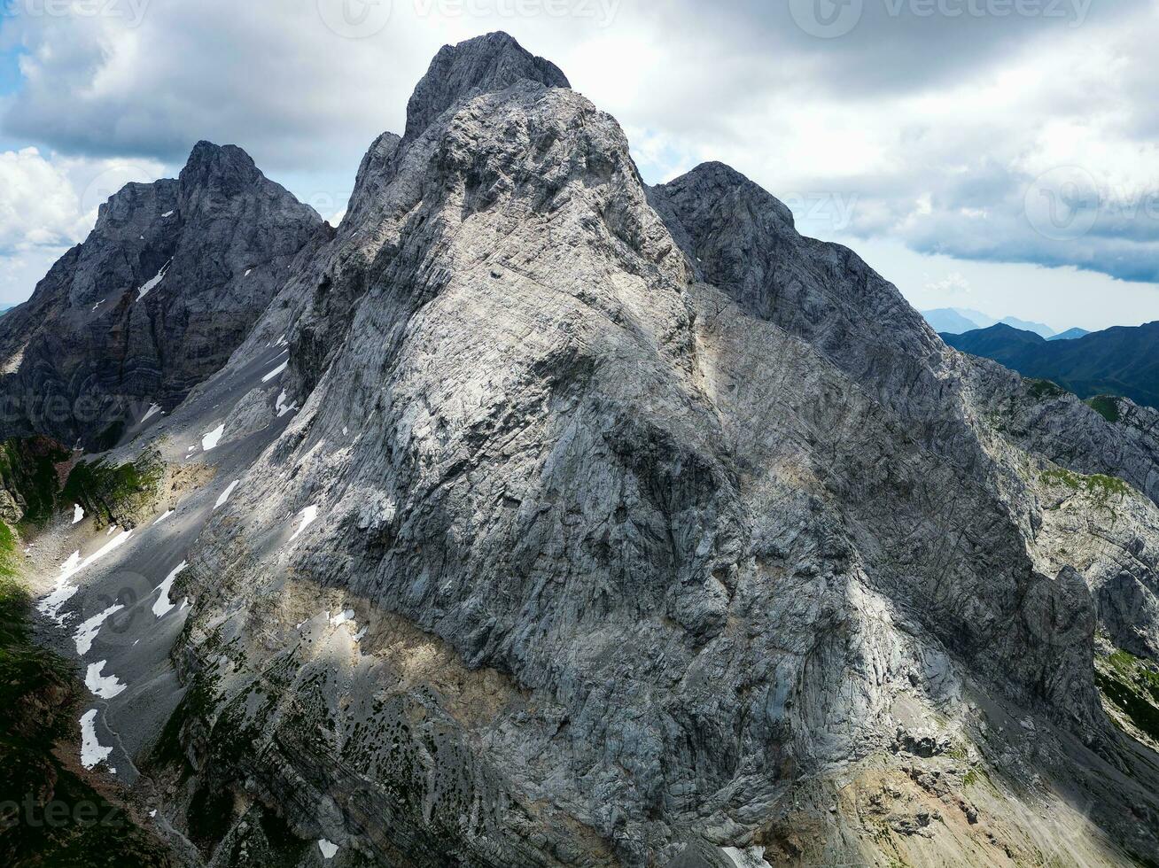 aéreo ver de montar coglianos en el frontera de Italia y Austria. nublado día con algunos Dom apertura. vibrante colores. hermosa destinos para caminantes. foto