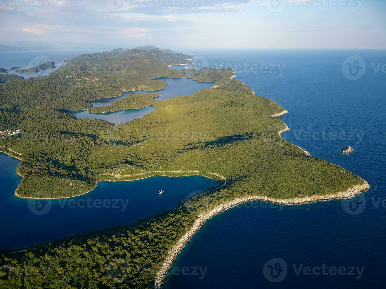 ver de mljet isla en Croacia. el nacional parque cubre el occidental parte de el isla, cuales muchos considerar como el más seductor en el adriático, lleno de lozano y variado Mediterráneo vegetación foto