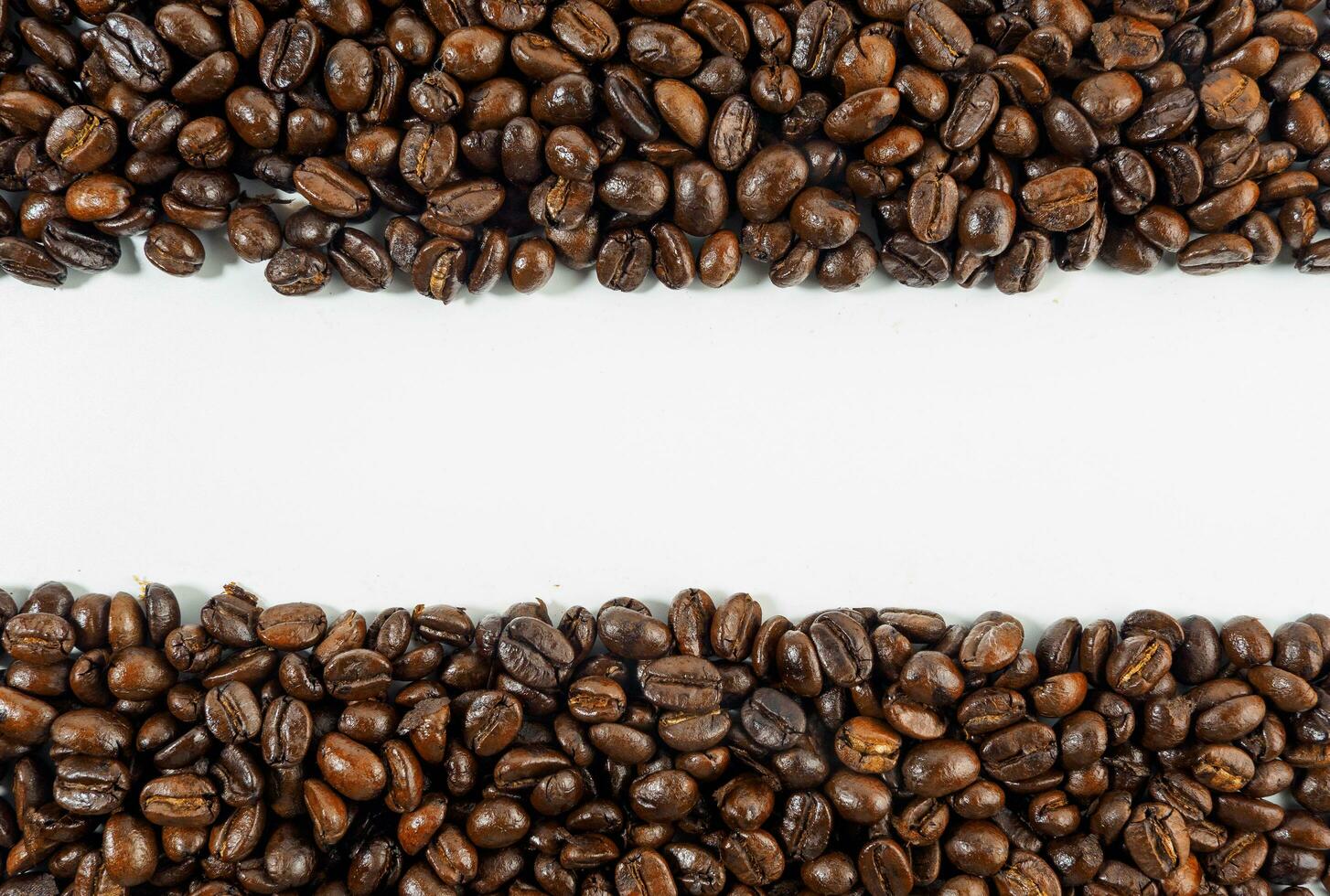 Arabica coffee beans roasted fragrant ready to make coffee that people like to drink placed on the white background looks beautiful photo