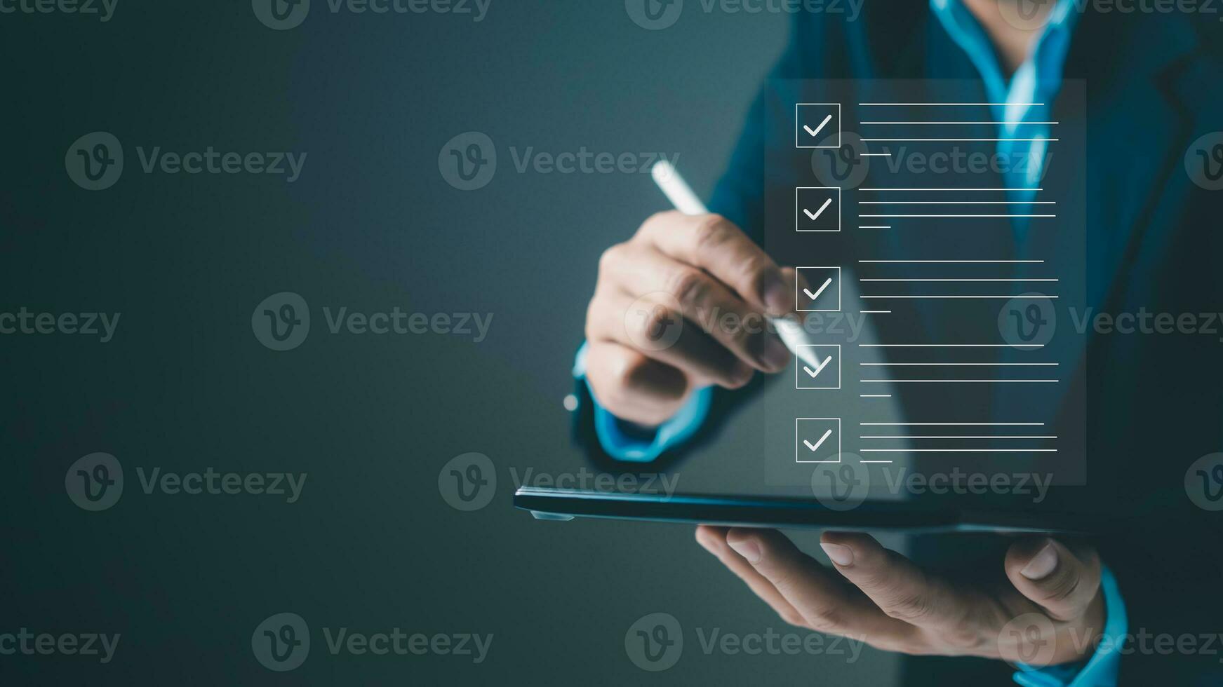 Lista de Verificación y relleno encuesta formar en línea. documento administración sistema, DM calidad controlar y exactitud controlar, empresario utilizando tableta en línea encuesta relleno afuera, negocio actuación supervisión. foto