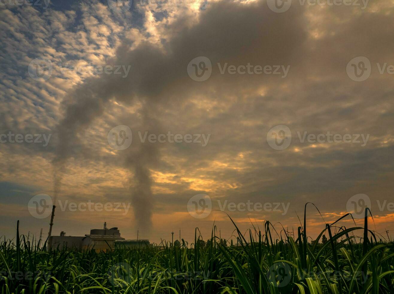 fumar desde el caldera apilar y el vapor desde un enfriamiento torre en el poder planta foto