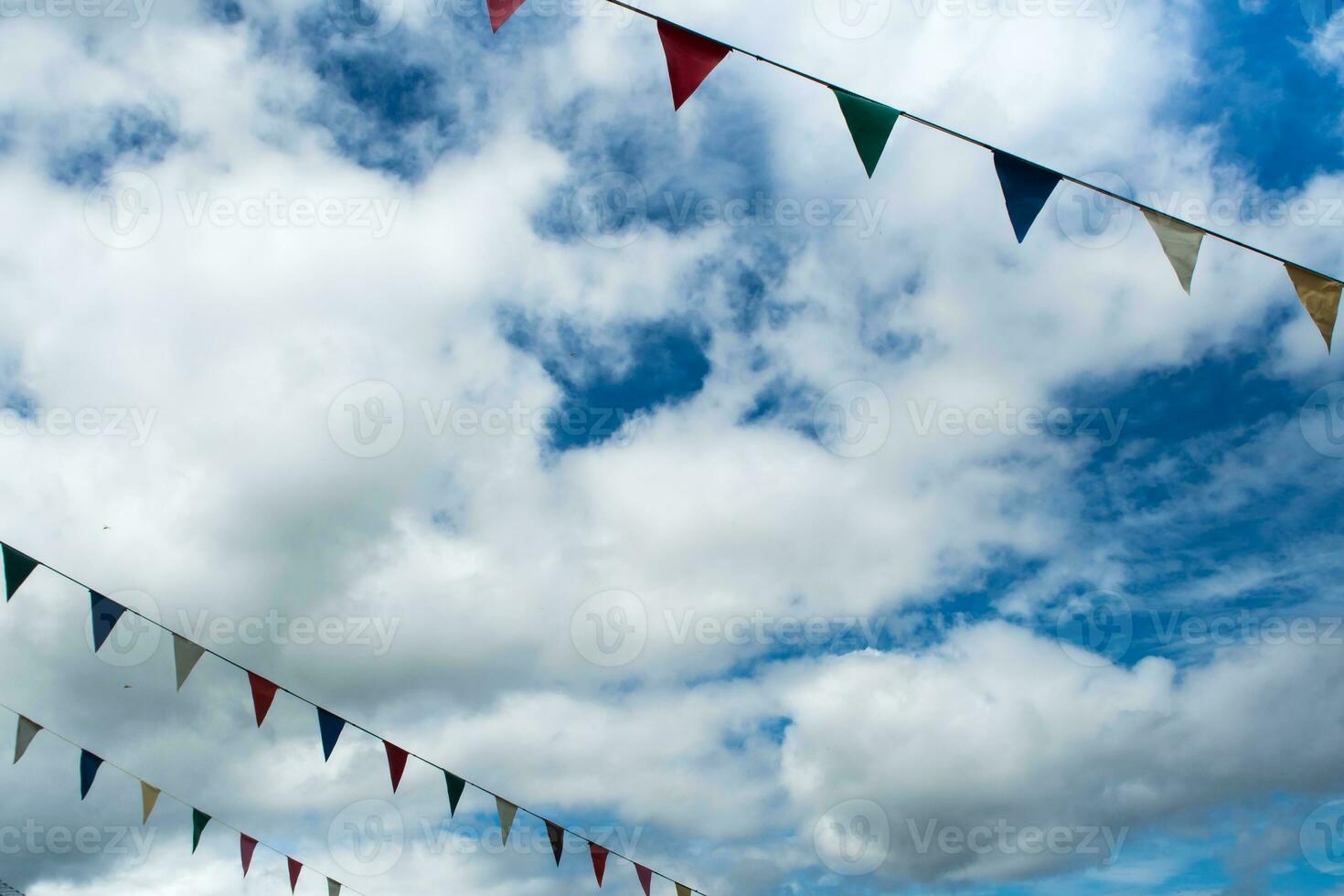 bandera triangular colgando de la cuerda y el cielo azul foto