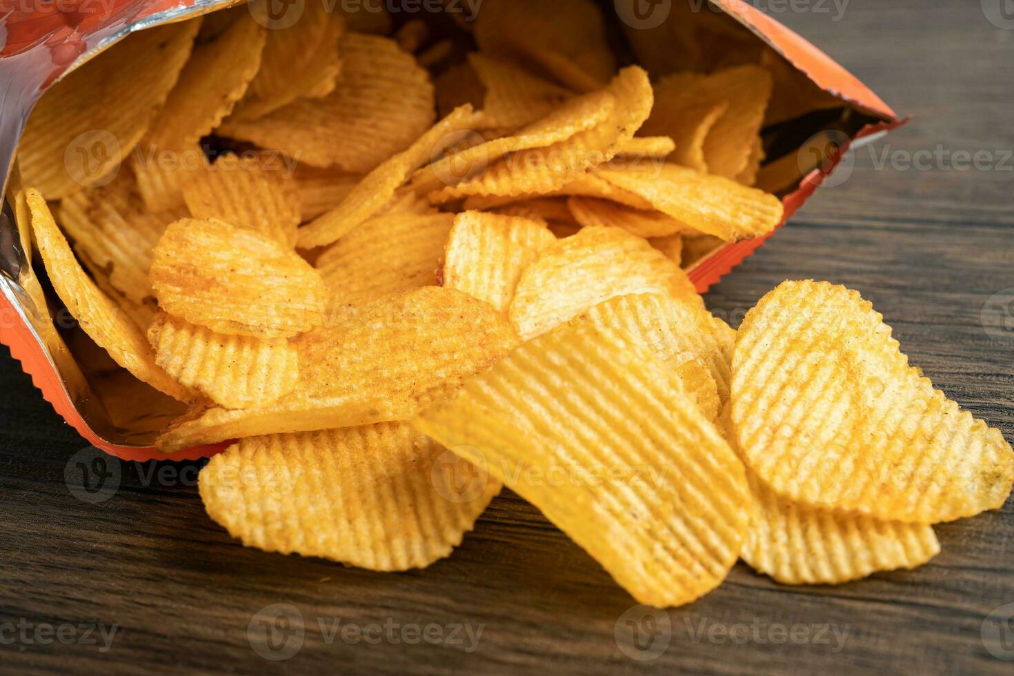 papas fritas, delicioso condimento para barbacoa picante para crips, bocadillo frito de rebanada fina, comida rápida en bolsa abierta. foto