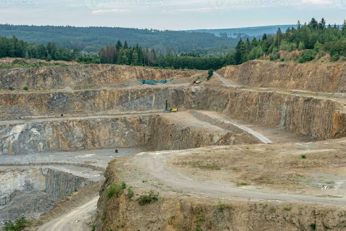 a cielo abierto minería cantera con maquinaria. cantera de piedras para construcción obras. minería industria en cantera. foto