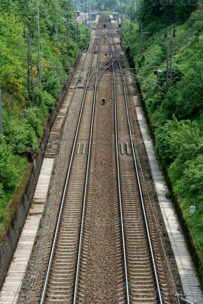 ver en dos ferrocarril pista líneas foto