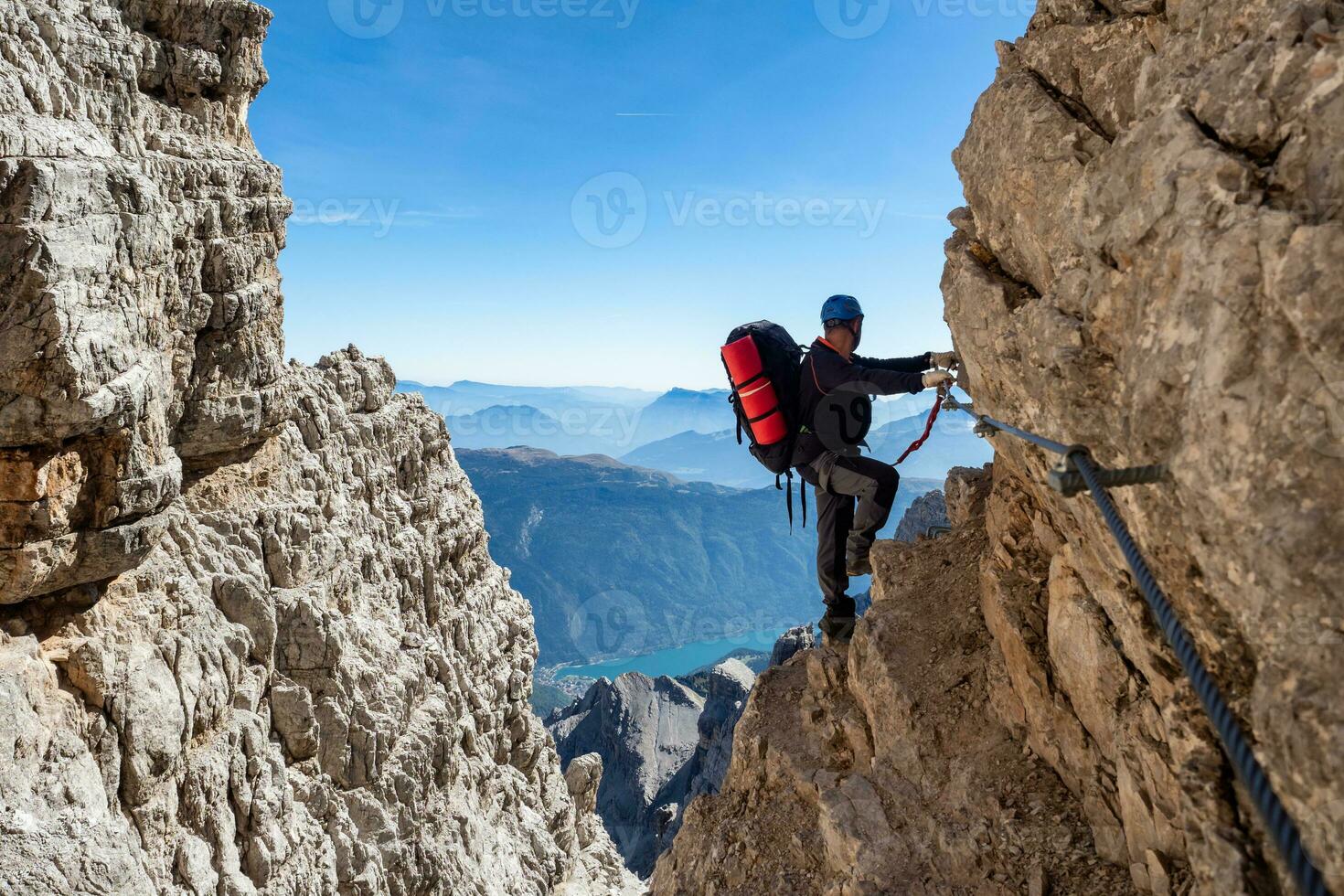 masculino montaña trepador en un vía vía ferrata en asombroso paisaje de dolomitas montañas en Italia. viaje aventuras concepto. foto