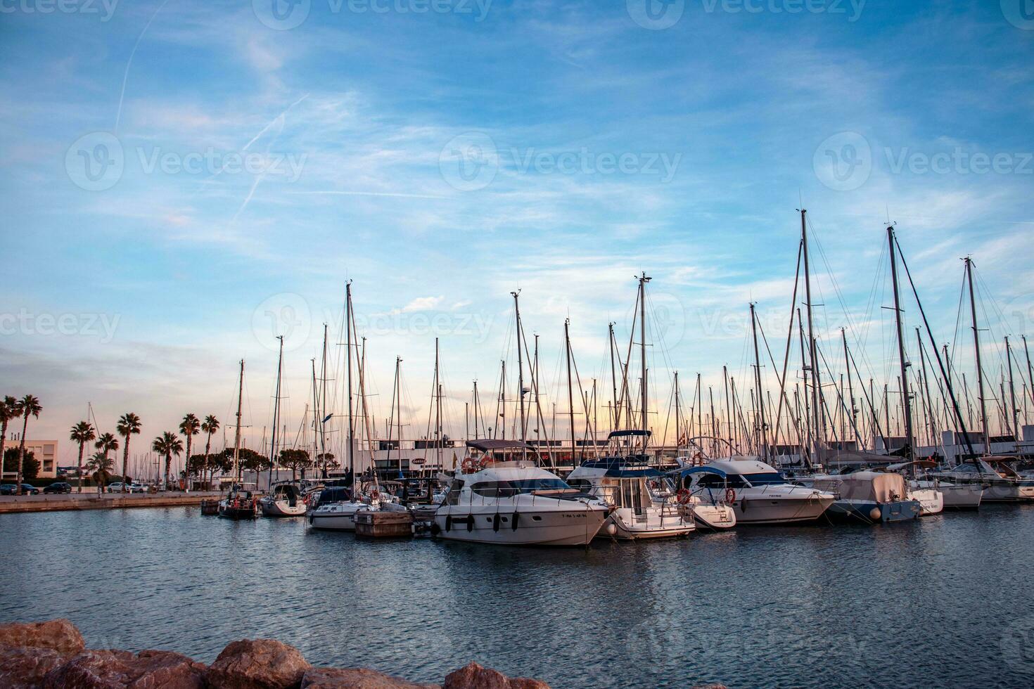 velero puerto en el Puerto noche foto. hermosa amarrado vela yates en el mar, moderno agua transporte Barcelona foto