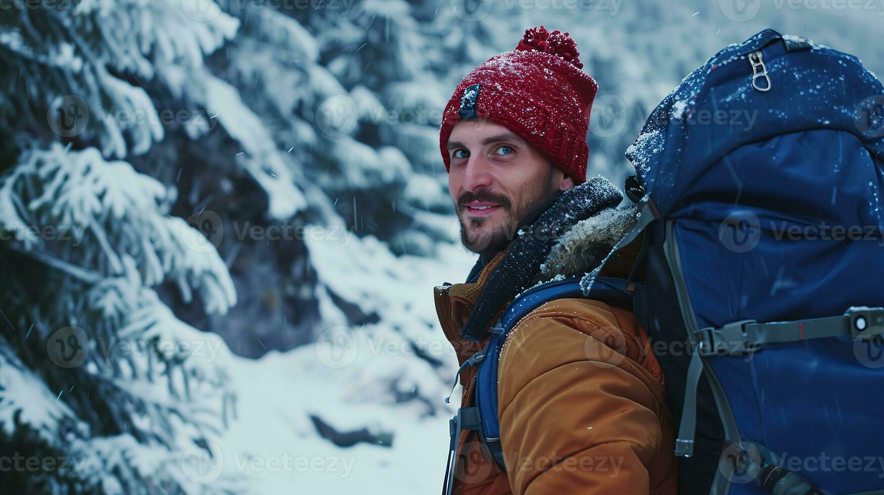 ai generado ruso sonriente hombre Mira a el cámara con un grande azul mochila, en su espalda caminando mediante el invierno montañas foto