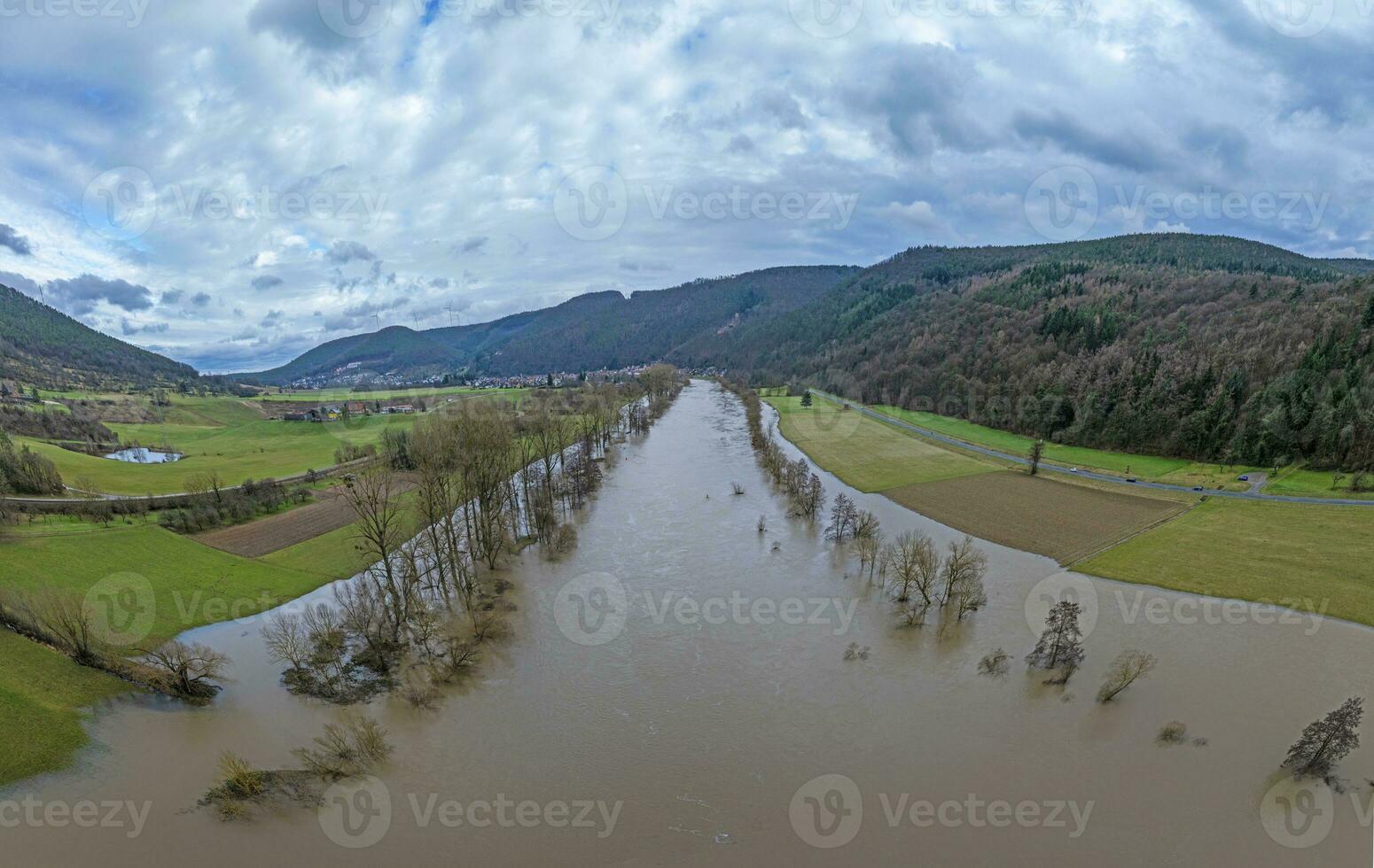 zumbido imagen de el alemán río principal durante un inundar con inundado arboles en el bancos foto