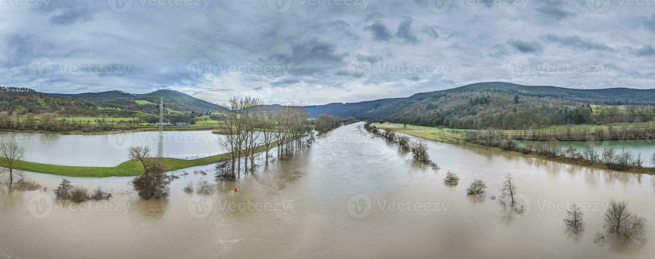 zumbido imagen de el alemán río principal durante un inundar con inundado arboles en el bancos foto