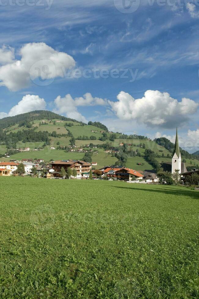 pueblo de niederau en salvajeschonau, tirol, austria foto