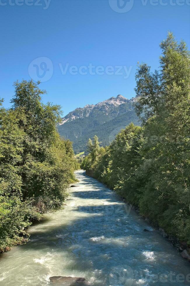 ruetz río en Stubaital, Tirol, Austria foto