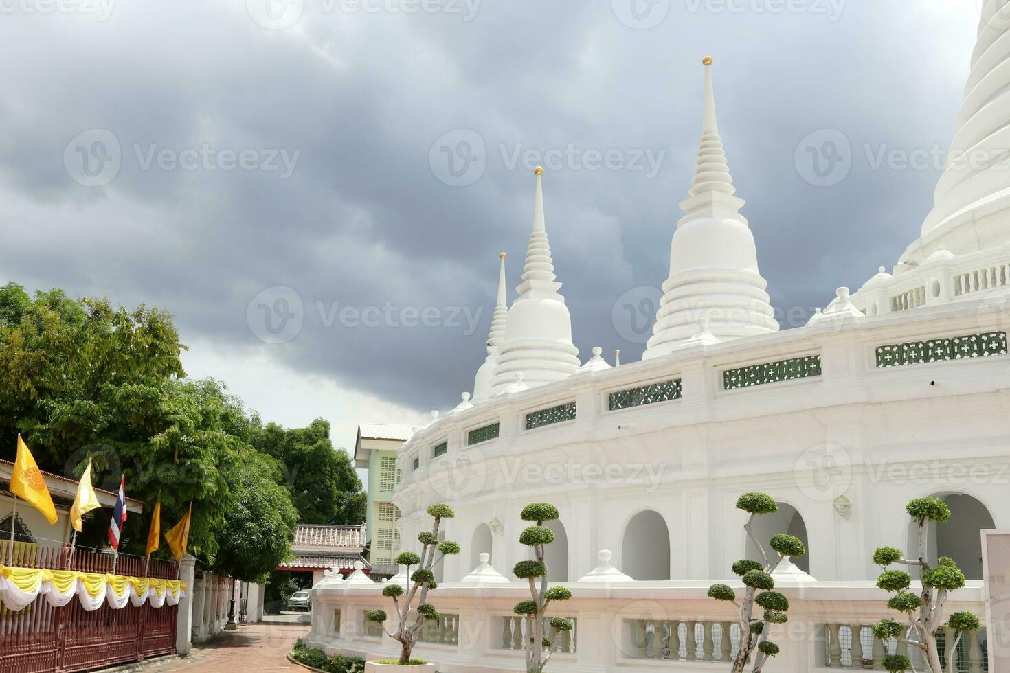 blanco pagodas en curva fila y gris nublado cielo, wat oraurawongswat bangkok, tailandia foto