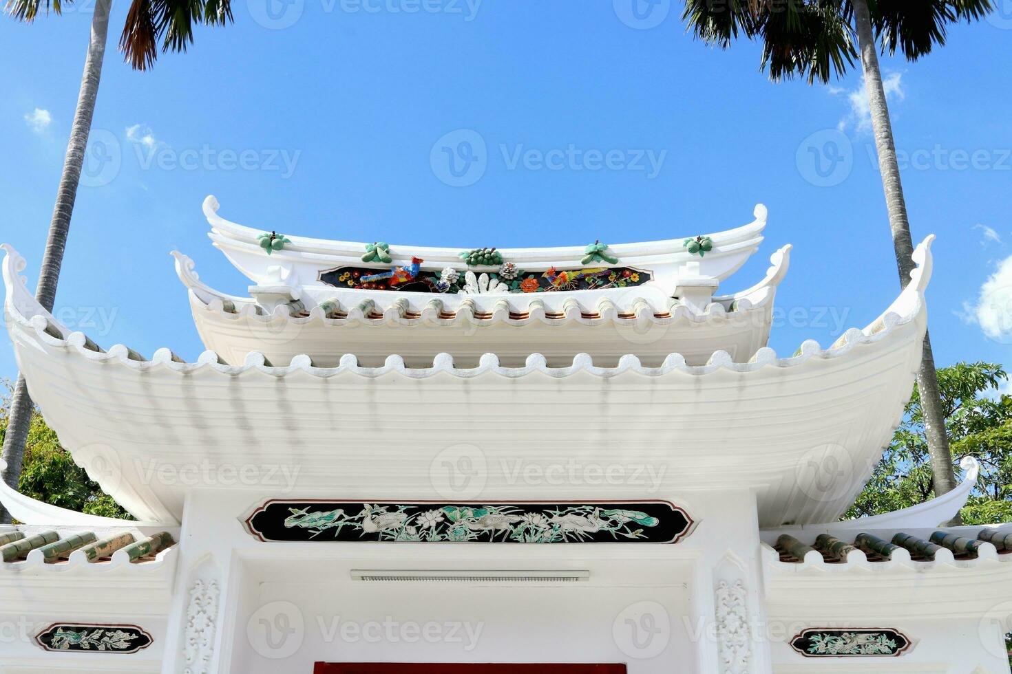 chino estilo de antiguo puerta y ligero azul cielo, blanco color techo y nativo tradicional Arte en puerta. foto