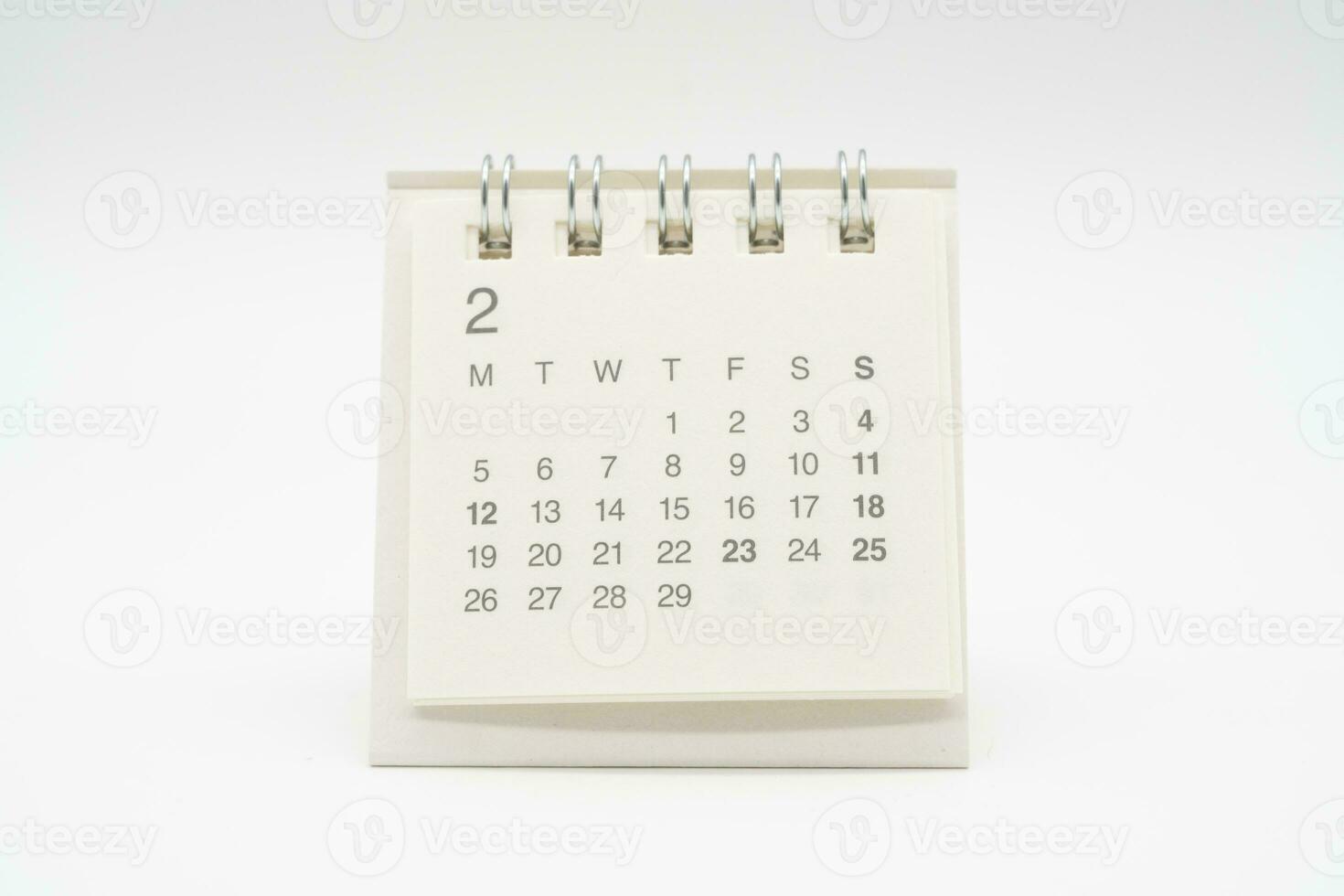 sencillo escritorio calendario en feb con No año aislado en blanco antecedentes. calendario concepto con Copiar espacio. foto