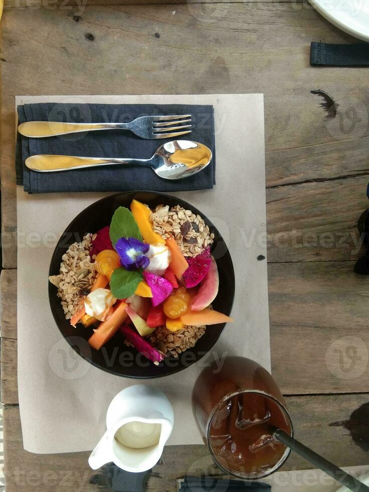 Seminyak, bali, 2021 - Mañana desayuno batidos con Granola foto