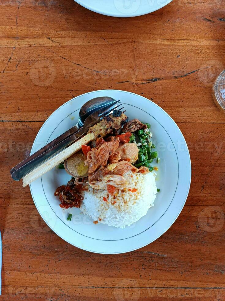 ubud, bali, 2023 - nasi ayam kedewatan ubud para desayuno de cerca foto