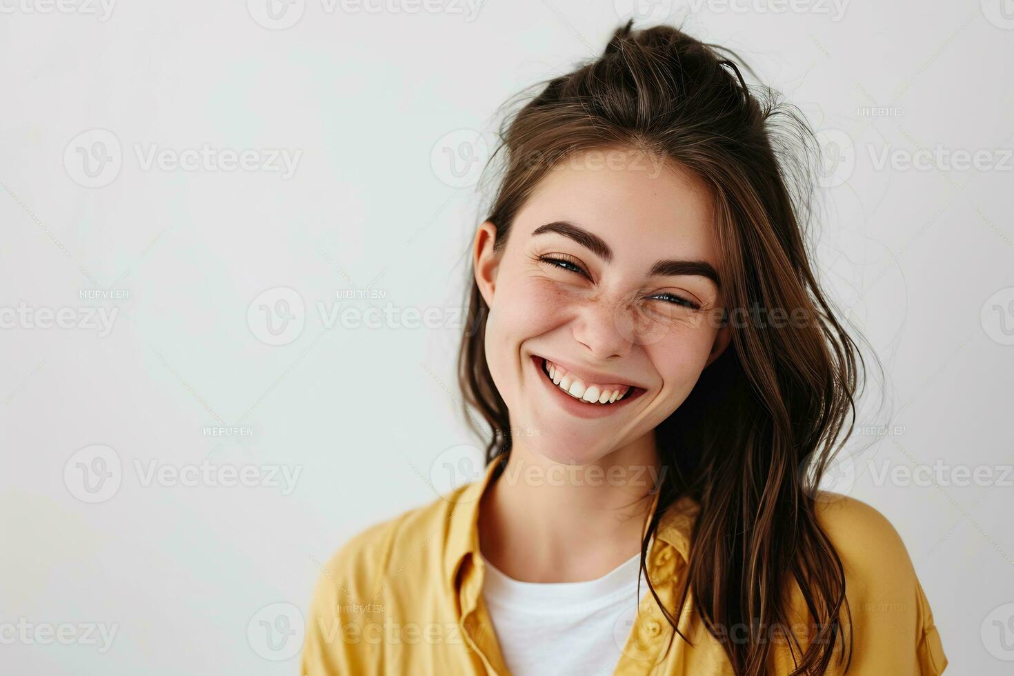 ai generado asiático mujer parpadeo a cámara sonriente alegre en pie blanco pared foto