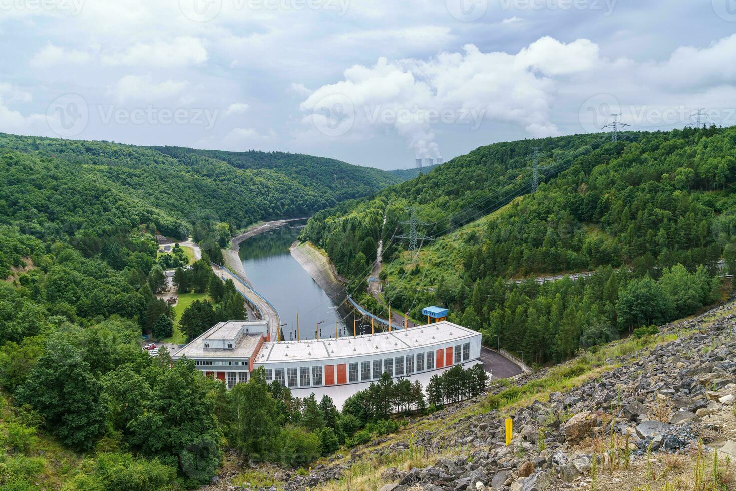 central hidroeléctrica de dalesice en el río jihlava y en el fondo las torres de refrigeración de las centrales nucleares de dukovany, distrito de trebic, república checa, europa. foto