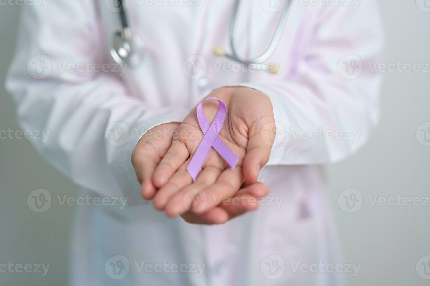 médico con púrpura cinta para mundo cáncer día, lupus, pancreático, esofágico, testicular cáncer, mundo alzheimer, epilepsia, sarcoidosis, fibromialgia y Doméstico violencia conciencia mes conceptos foto