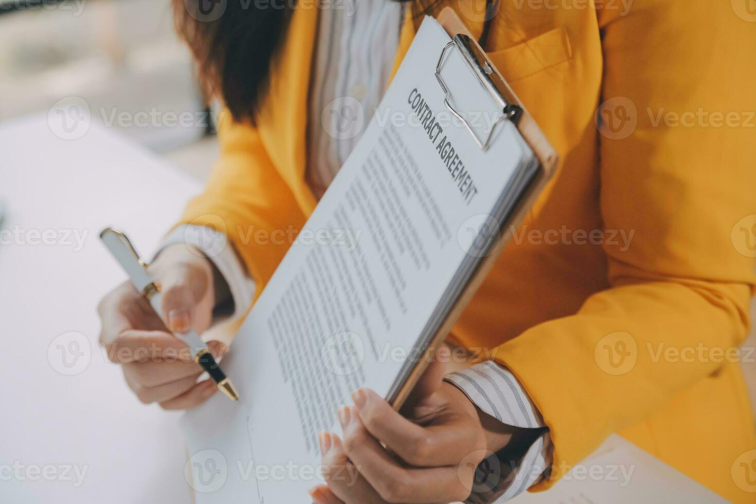 real estate agent Delivering sample homes to customers, mortgage loan contracts. Make a contract for hire purchase and sale of a house. and home insurance contracts, home mortgage loan concepts photo
