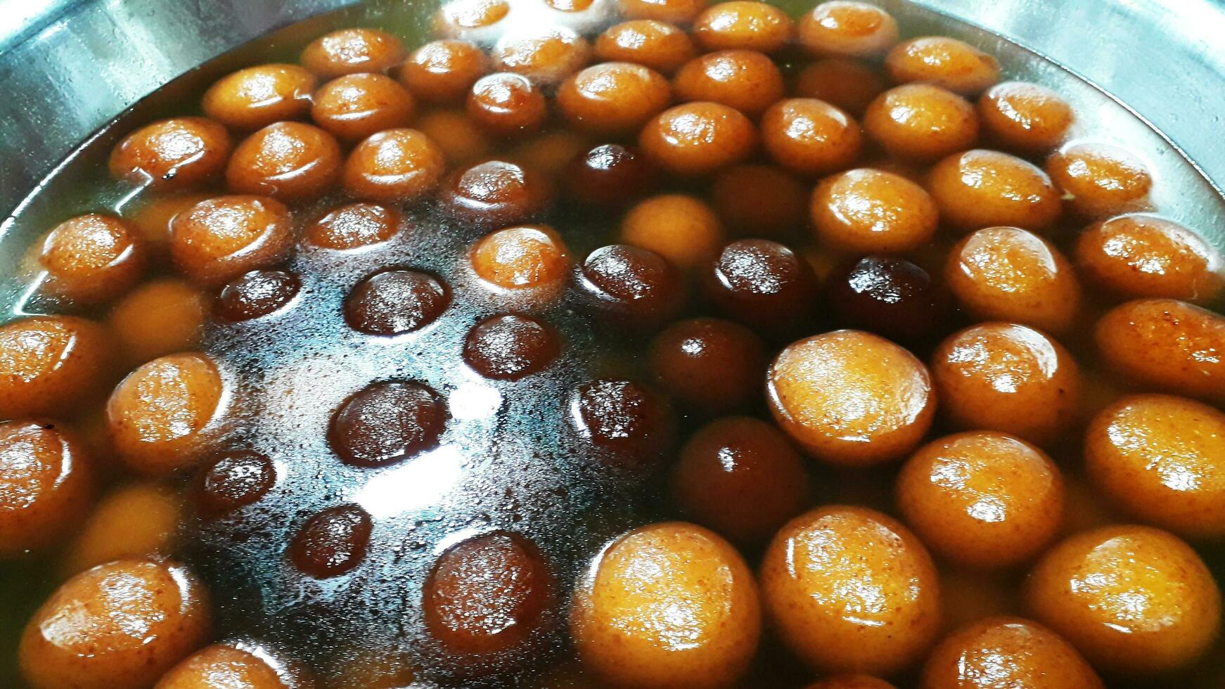 marrón gulab jamun siendo hecho a un típico bangladeshi dulce foto